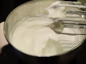 蛋清打入无水无油干净的打蛋盆内，滴入2-3滴柠檬汁，砂糖分3次加入蛋清内，打发至干性发泡