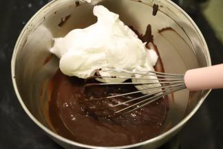 取三分之一打发好的蛋白，加入可可面糊内，上下翻拌