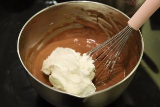 再取剩余蛋白的二分之一倒入可可面糊内，同样手法拌匀