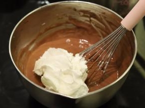 再取剩余蛋白的二分之一倒入可可面糊内，同样手法拌匀