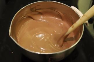 拌好的可可面糊倒入剩余的蛋白内，翻拌均匀