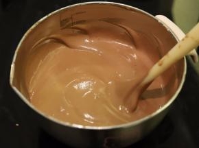 拌好的可可面糊倒入剩余的蛋白内，翻拌均匀