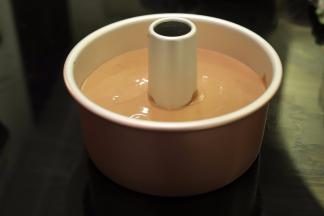 将蛋糕糊倒入7寸加高学厨活底中空蛋糕模内，轻震去气泡