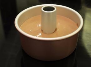 将蛋糕糊倒入7寸加高学厨活底中空蛋糕模内，轻震去气泡