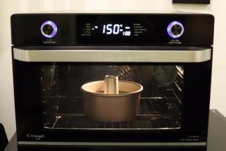 将蛋糕放入烤箱内，开始烘烤