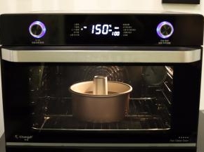 将蛋糕放入烤箱内，开始烘烤