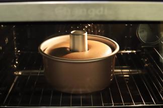 注意观察烤箱内的蛋糕状态