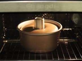 注意观察烤箱内的蛋糕状态