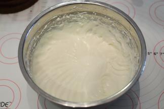 淡奶油加入细砂糖，打发至抹面状态