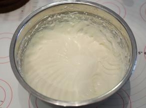 淡奶油加入细砂糖，打发至抹面状态