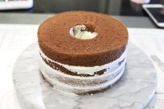 依次将所有的蛋糕片抹上淡奶油