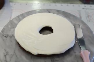 取一片蛋糕片，抹好淡奶油