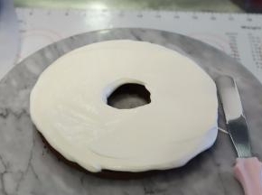 取一片蛋糕片，抹好淡奶油