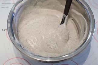 剩余的淡奶油加入奥利奥饼干碎，拌匀