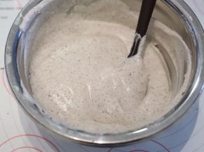 剩余的淡奶油加入奥利奥饼干碎，拌匀