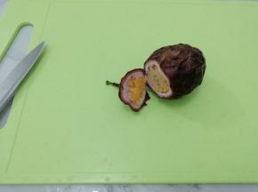 把百香果洗干净，用刀将百香果的顶部切开