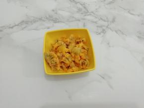 然后用小勺将百香果肉挖出