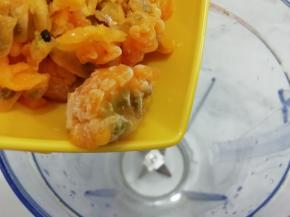 把百香果肉倒入料理杯中