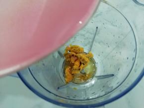 再把水倒入杯中