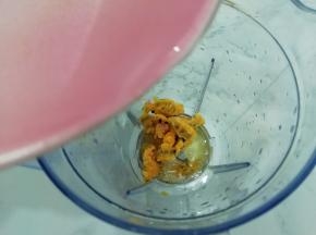 再把水倒入杯中