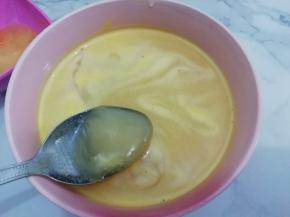 打好后再过滤一下，倒入碗中加入蜂蜜搅拌均匀