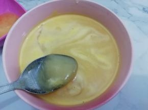 打好后再过滤一下，倒入碗中加入蜂蜜搅拌均匀