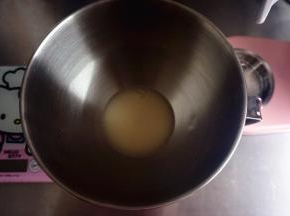 将清水，酵母放入厨师机不锈钢盆中，化开，静置5分钟左右，让酵母恢复活性。