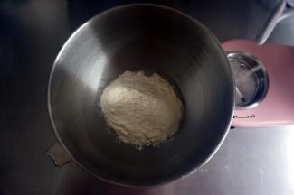 将中筋粉加入到厨师机中，并安装上和面勾。