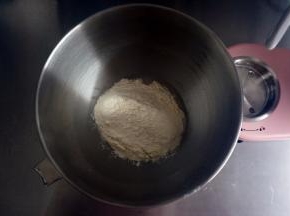 将中筋粉加入到厨师机中，并安装上和面勾。