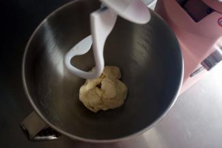 大概和面2分钟，搅拌至无干粉状态。