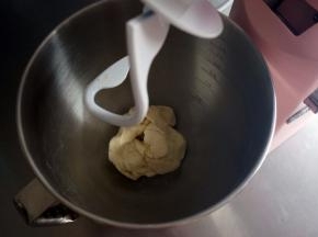 大概和面2分钟，搅拌至无干粉状态。