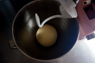 调至4档高速揉面3分钟，揉至面团光滑。