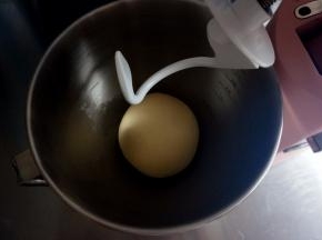 调至4档高速揉面3分钟，揉至面团光滑。