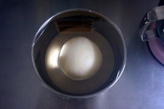 取出面团，放入大碗中，盖上保鲜膜，放入温暖处进行一发。如果烤箱有发酵程序，可以用35度发酵60分钟。