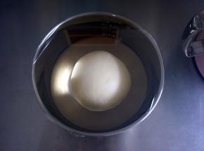 取出面团，放入大碗中，盖上保鲜膜，放入温暖处进行一发。如果烤箱有发酵程序，可以用35度发酵60分钟。