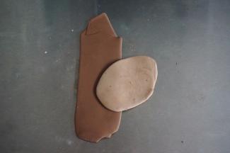 排气后，分出两块小面团，分别是10克，20克的，分别加入适量的可可粉，得到深浅两种面团，压薄备用。