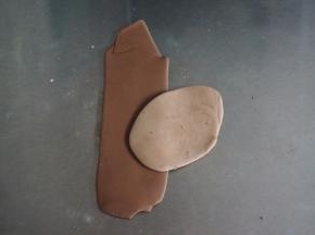 排气后，分出两块小面团，分别是10克，20克的，分别加入适量的可可粉，得到深浅两种面团，压薄备用。