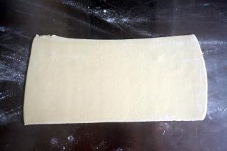 主面团用擀面杖擀薄，最好擀成规则的长方形，或者用压面机压薄，多压几次，表面光滑，做出来的馒头更光滑。若压出来的面团太长，可以适量裁短成几片，我分成了三片。