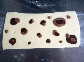 分出大大小小的深浅可可面团，随意摆放到白色面片上。