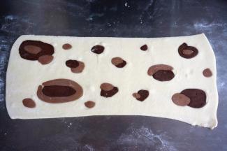 然后用压面机压紧，或者用擀面杖擀开。