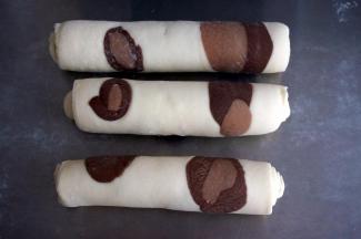 竖着卷起来，收口压紧，朝下摆放。