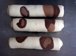 竖着卷起来，收口压紧，朝下摆放。