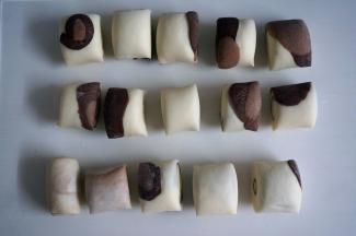 切成小段。因为花纹是随意摆放的，正好卷起来时小花纹都被卷在里面，大花纹都在外面，不太好看，所以建议多弄点小花纹吧。