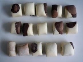 切成小段。因为花纹是随意摆放的，正好卷起来时小花纹都被卷在里面，大花纹都在外面，不太好看，所以建议多弄点小花纹吧。