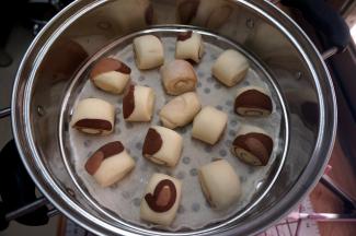 蒸笼垫上蒸笼布，将馒头放在上面，蒸锅将水烧暖（水温大概40度左右就行），盖上锅盖，发酵半个小时。