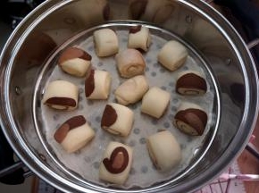 蒸笼垫上蒸笼布，将馒头放在上面，蒸锅将水烧暖（水温大概40度左右就行），盖上锅盖，发酵半个小时。