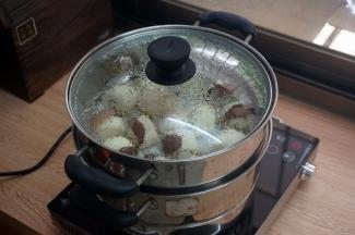 二发结束后，冷水上锅，水沸腾后，转为中小火，蒸15分钟，然后焖5分钟再开盖。