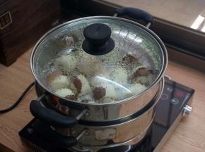 二发结束后，冷水上锅，水沸腾后，转为中小火，蒸15分钟，然后焖5分钟再开盖。