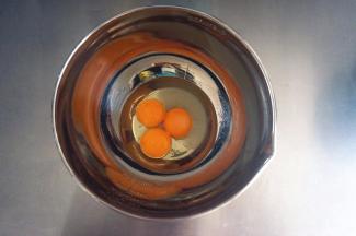 首先制作6寸的红色戚风蛋糕。先制作蛋黄糊，将3个蛋黄，13克细砂糖，33克玉米油，20克清水，放入打蛋碗中，搅拌至糖融化。