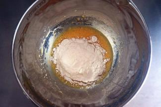 筛入50克低筋粉，拌至无干粉状态。